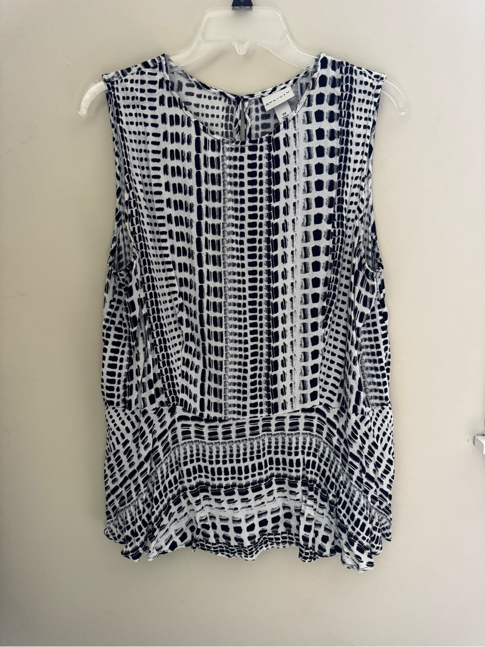 Ava & Viv Black and White Geometric Sleeveless Camisole